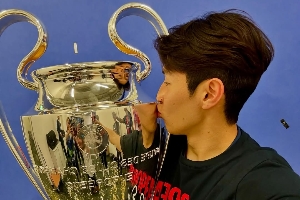 开云APP-亚洲球员夺欧洲三冠王!李刚仁晒照亲吻大耳朵杯,配文:载入史册