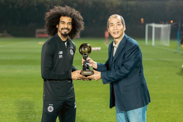 开云娱乐-体坛代表赴多哈颁奖 阿菲夫捧起2024亚洲金球奖