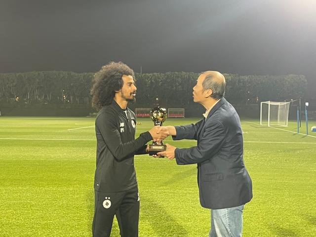 开云娱乐-体坛代表赴多哈颁奖 阿菲夫捧起2024亚洲金球奖