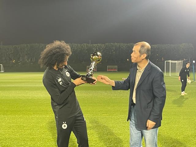 开云娱乐-体坛代表赴多哈颁奖 阿菲夫捧起2024亚洲金球奖